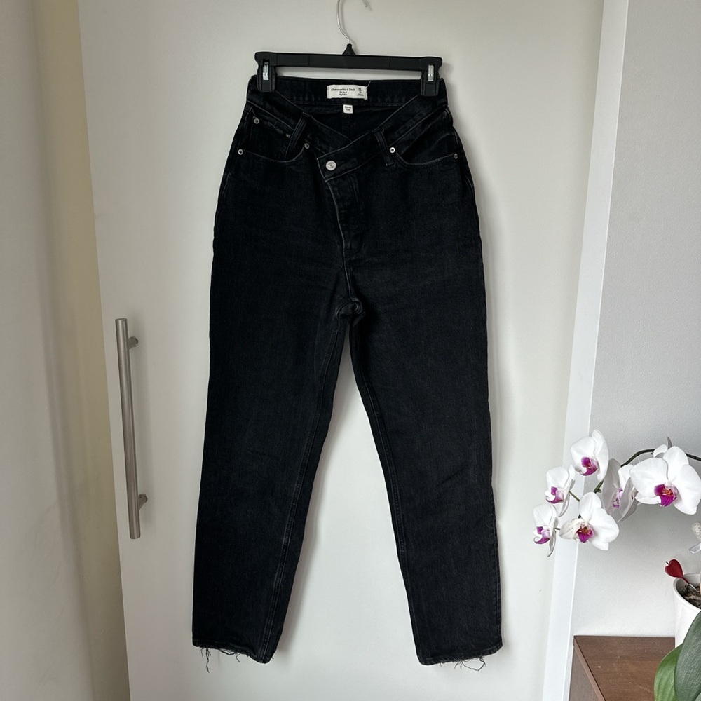 Abercrombie curve love dad high rise criss cross jean